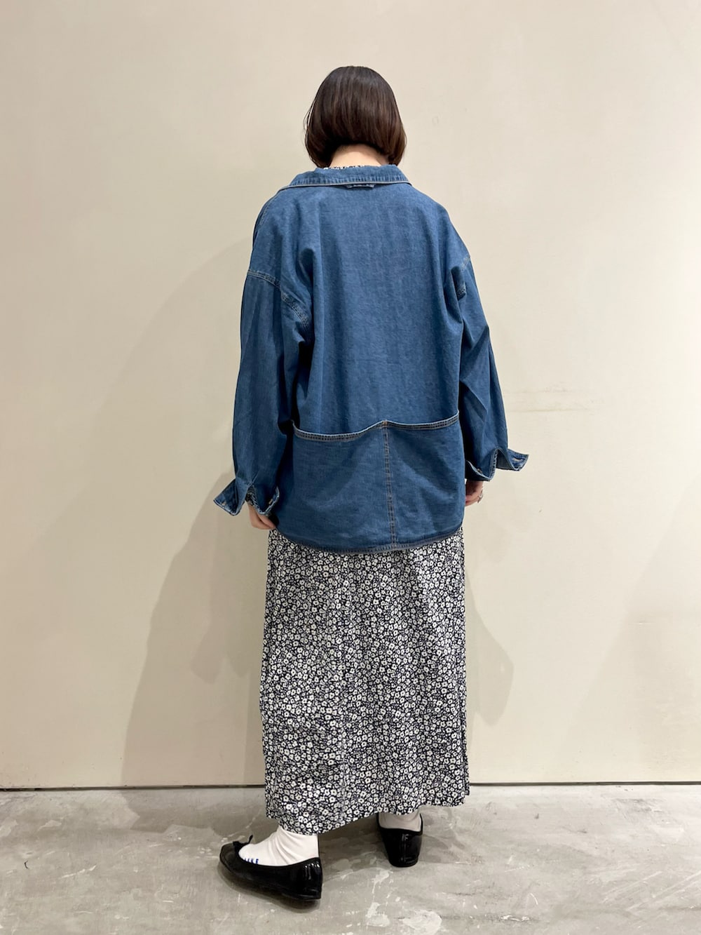 ブルー系のシャツ/ブラウス、その他のワンピースを着用したレディースの冬コーディネートの2枚目の写真