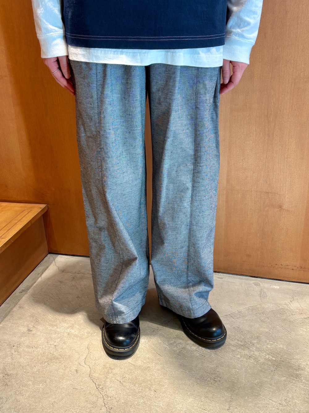 ブルー系のTシャツ/カットソー、ブラック系のその他パンツ、ホワイト系のTシャツ/カットソーを着用したレディースの春コーディネートの8枚目の写真