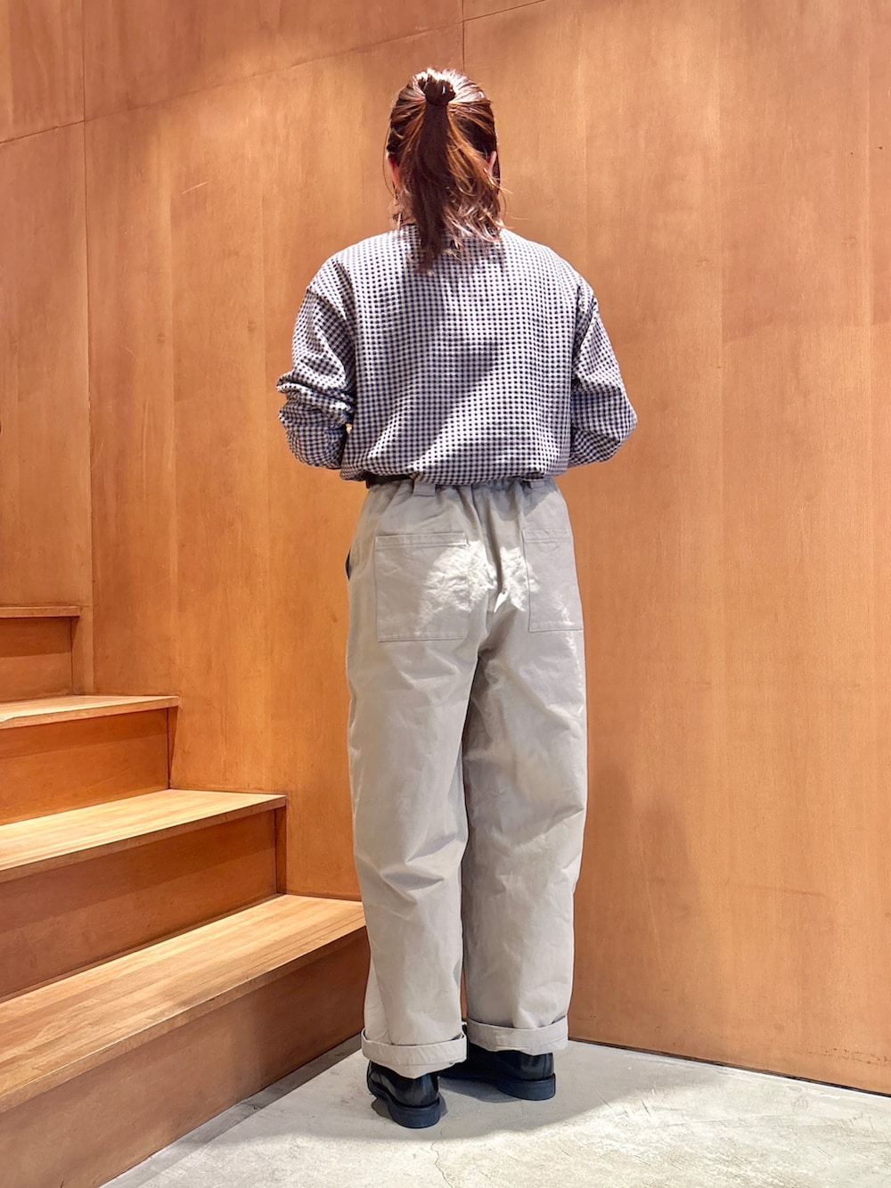 ピンク系のカーディガン/ボレロ、ベージュ系のチノパンツ、ブラック系のベルトを着用したレディースの春コーディネートの3枚目の写真