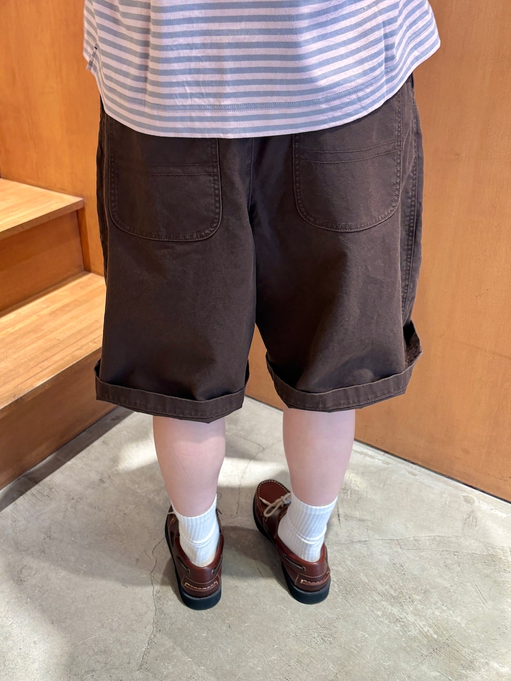 ピンク系のTシャツ/カットソー、ブラウン系のその他パンツ、ブラウン系のモカシン/デッキシューズを着用したレディースの春コーディネートの8枚目の写真