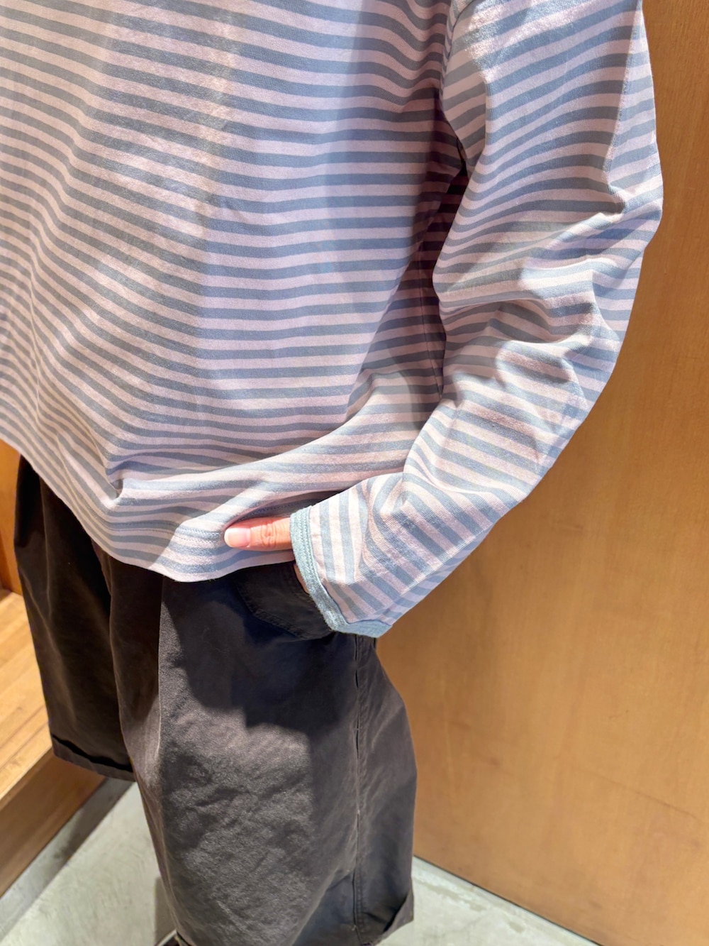 ピンク系のTシャツ/カットソー、ブラウン系のその他パンツ、ブラウン系のモカシン/デッキシューズを着用したレディースの春コーディネートの6枚目の写真