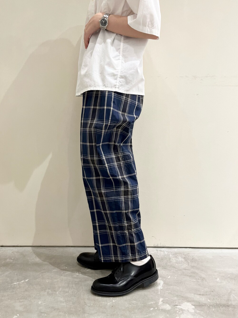 ホワイト系のシャツ/ブラウス、ブルー系のその他パンツを着用したレディースの夏コーディネートの5枚目の写真