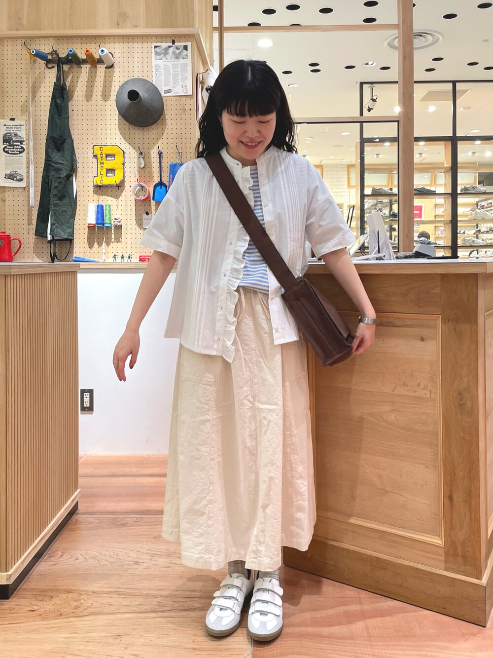 その他のスカート、ブルー系のTシャツ/カットソー、ホワイト系のシャツ/ブラウスを着用したレディースの春コーディネートの3枚目の写真