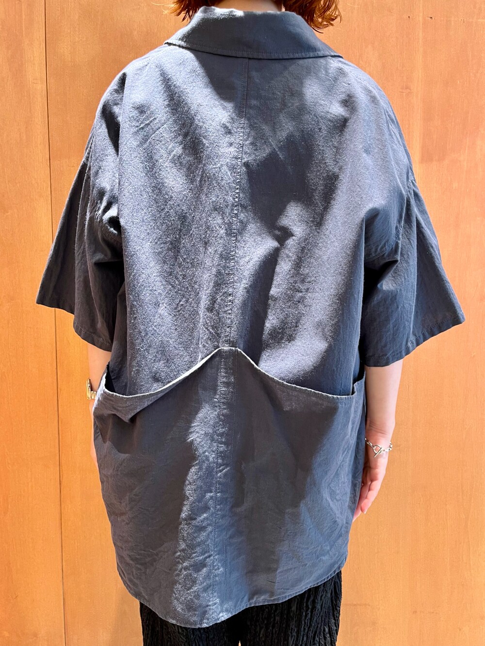 ホワイト系のシャツ/ブラウス、ブルー系のTシャツ/カットソー、ブラック系のその他パンツを着用したレディースの夏コーディネートの4枚目の写真