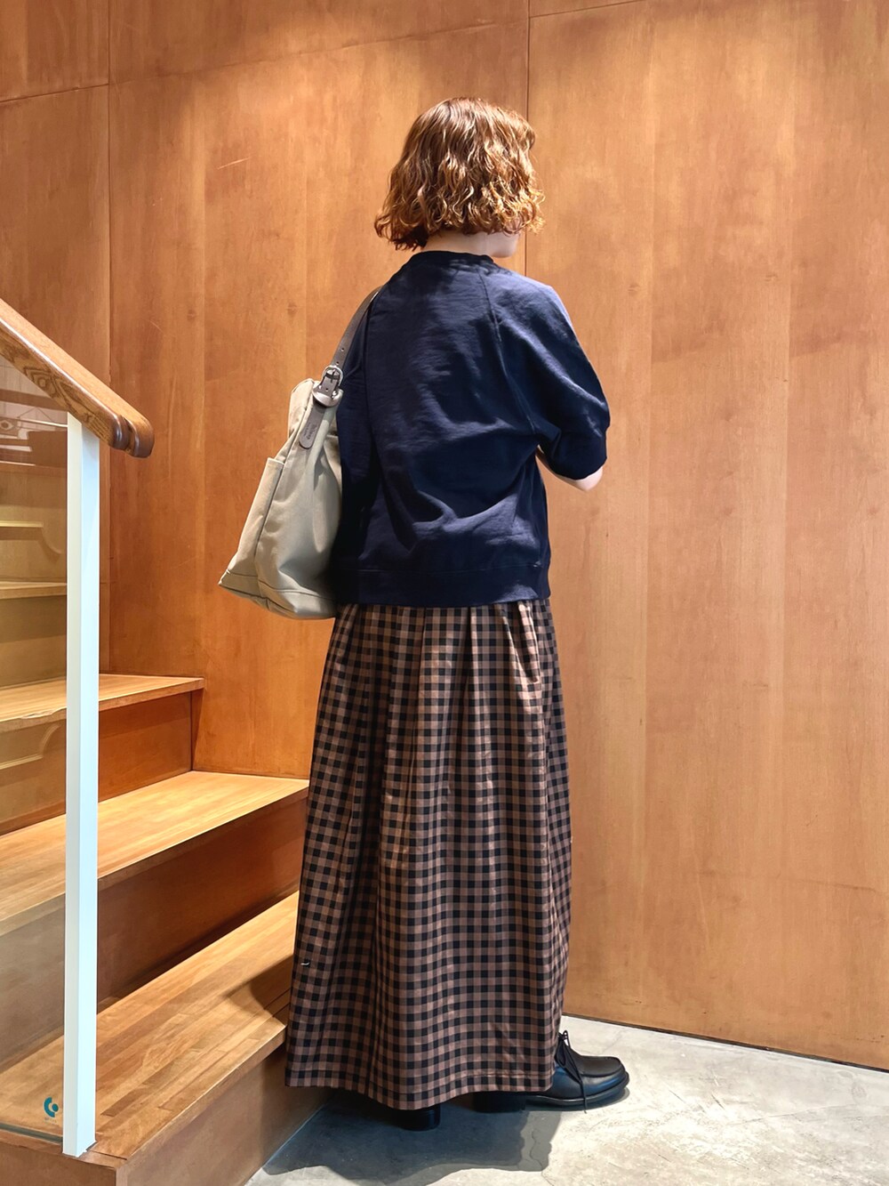 ブルー系のTシャツ/カットソー、ブラウン系のスカートを着用したレディースの夏コーディネートの2枚目の写真