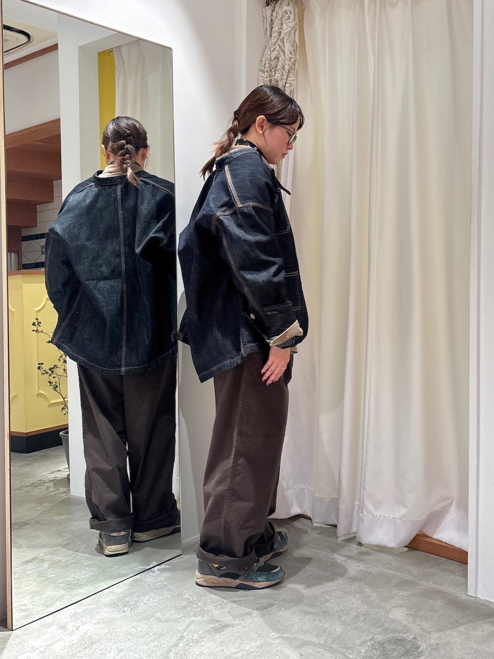 ブルー系のカバーオール、ベージュ系のシャツ/ブラウス、ブラウン系のその他パンツを着用したレディースの秋コーディネートの2枚目の写真