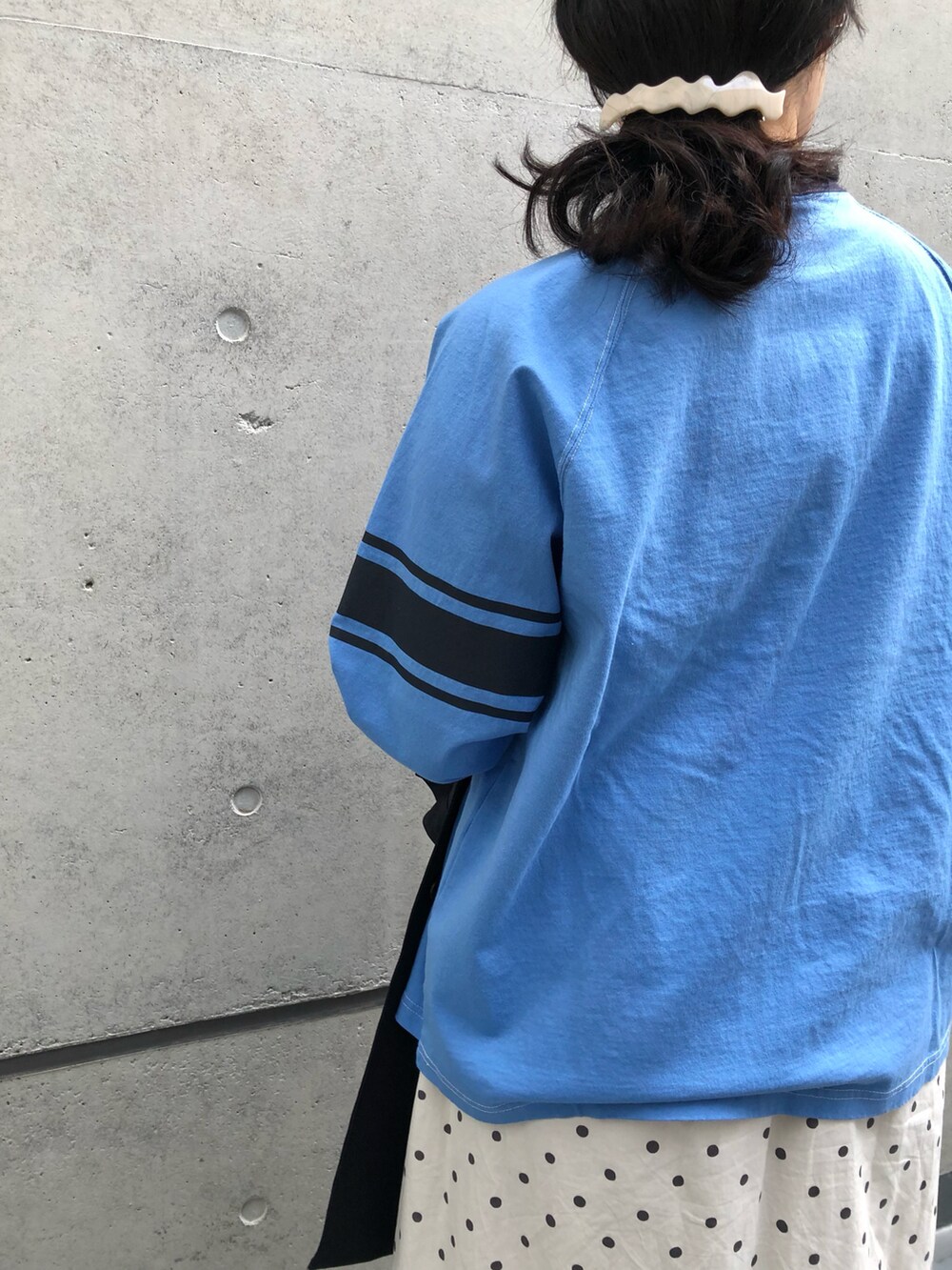 ブルー系のその他アウター、ブルー系のTシャツ/カットソー、ホワイト系のスカートを着用したレディースの冬コーディネートの4枚目の写真