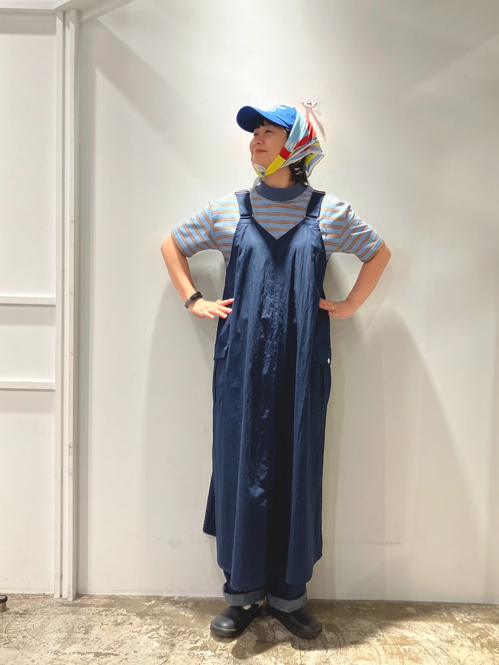 ブルー系のTシャツ/カットソー、ブルー系のジャンパースカート、ブルー系のその他パンツを着用したレディースの夏コーディネートの5枚目の写真