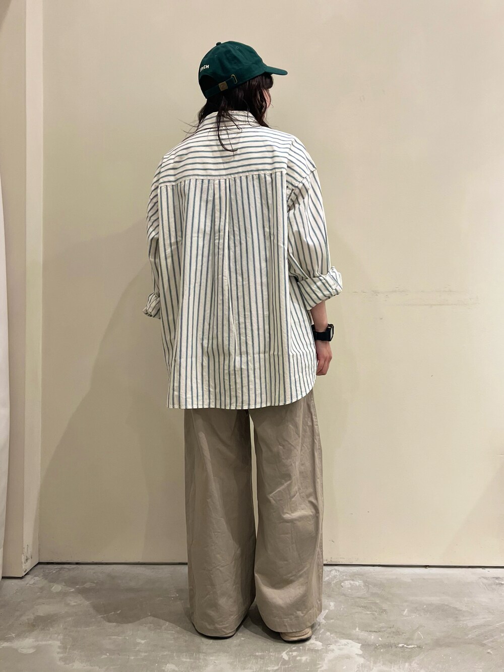 グリーン系のシャツ/ブラウス、ベージュ系のチノパンツを着用したレディースの夏コーディネートの3枚目の写真