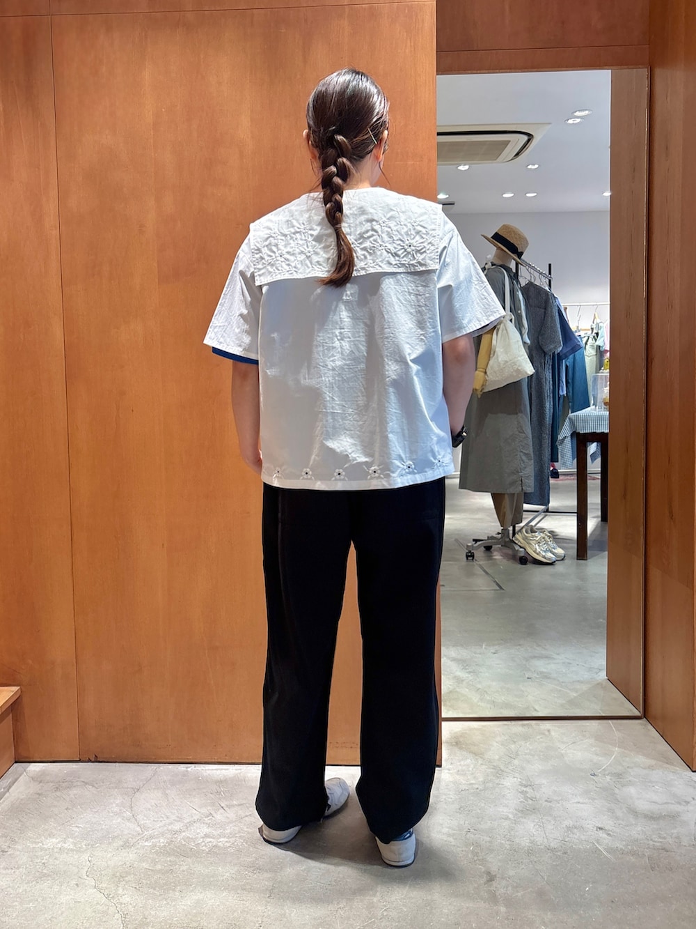 ホワイト系のシャツ/ブラウス、ブルー系のTシャツ/カットソー、ブラック系のその他パンツを着用したレディースの夏コーディネートの3枚目の写真