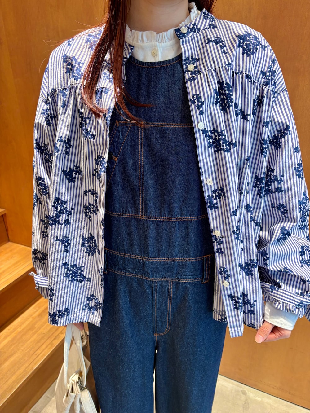 ホワイト系のTシャツ/カットソー、ブルー系のシャツ/ブラウス、ホワイト系のトートバッグを着用したレディースの春コーディネートの6枚目の写真