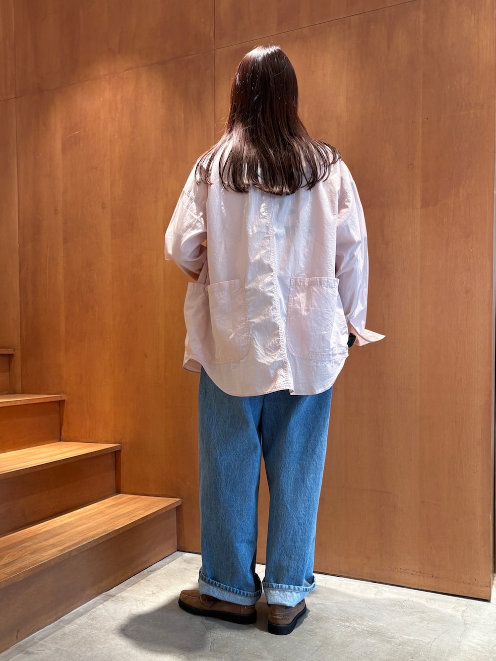 ピンク系のシャツ/ブラウス、ブルー系のデニムパンツ、ベージュ系のモカシン/デッキシューズを着用したレディースの春コーディネートの3枚目の写真