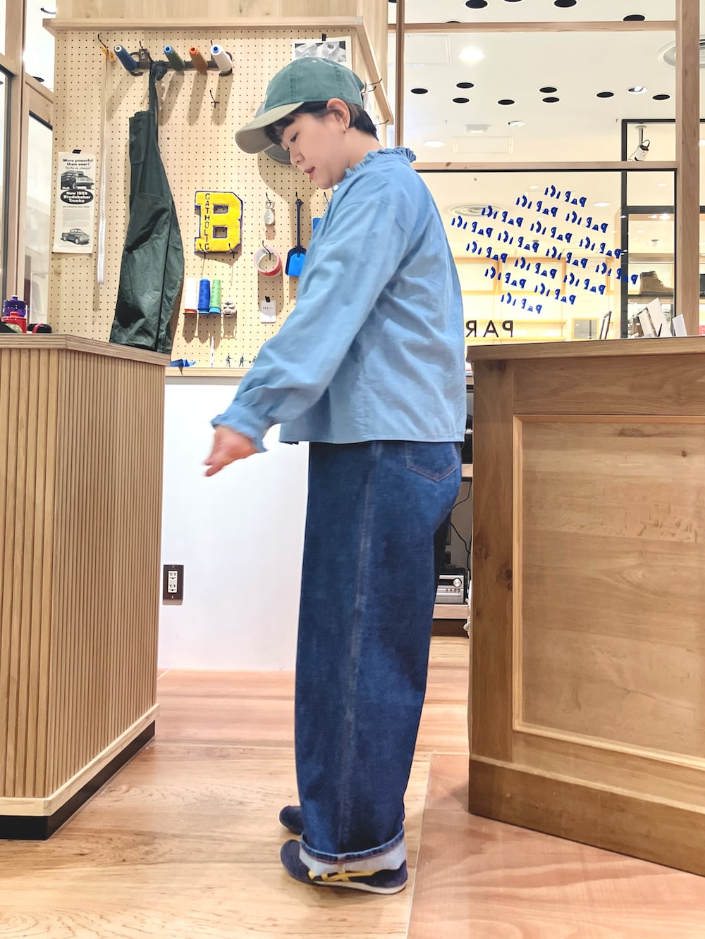ブラウン系のTシャツ/カットソー、ブルー系のシャツ/ブラウス、ブルー系のデニムパンツを着用したレディースの秋コーディネートの2枚目の写真