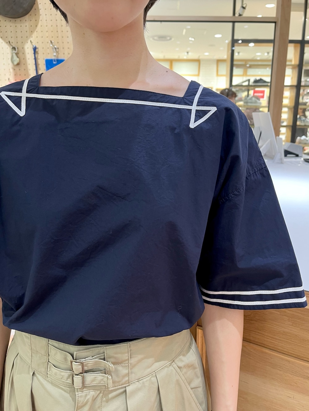 ブルー系のシャツ/ブラウス、ベージュ系のスカートを着用したレディースの春コーディネートの3枚目の写真