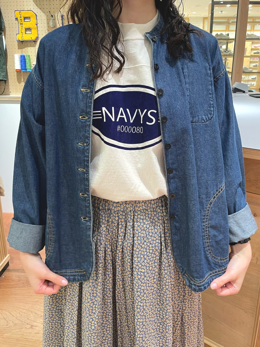 イエロー系のスカート、ブラウン系のショルダーバッグ、ブルー系のデニムジャケットを着用したレディースの春コーディネートの5枚目の写真