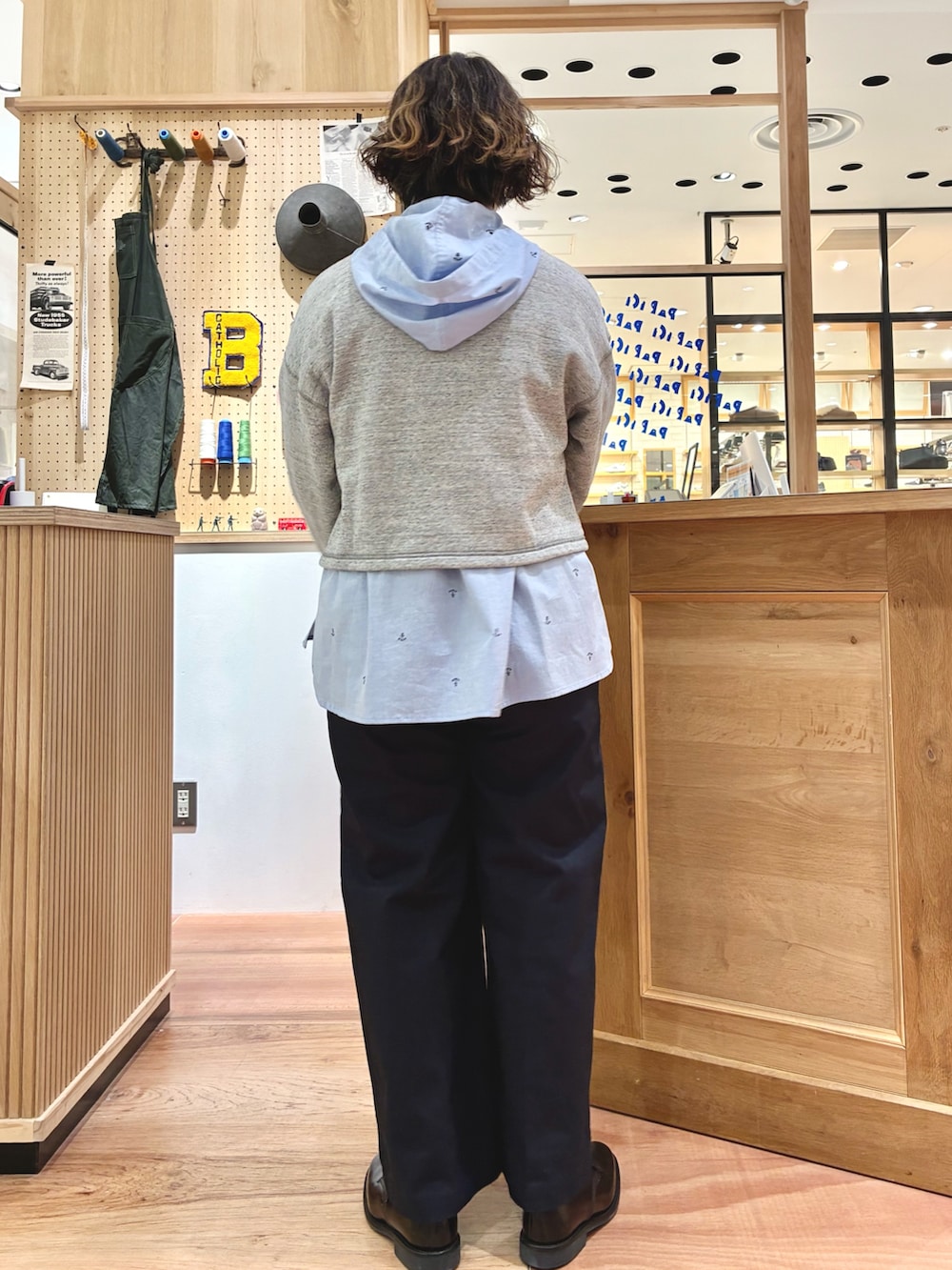 グレー系のスウェット、ブルー系のシャツ/ブラウス、ブルー系のブルゾンを着用したレディースの冬コーディネートの6枚目の写真