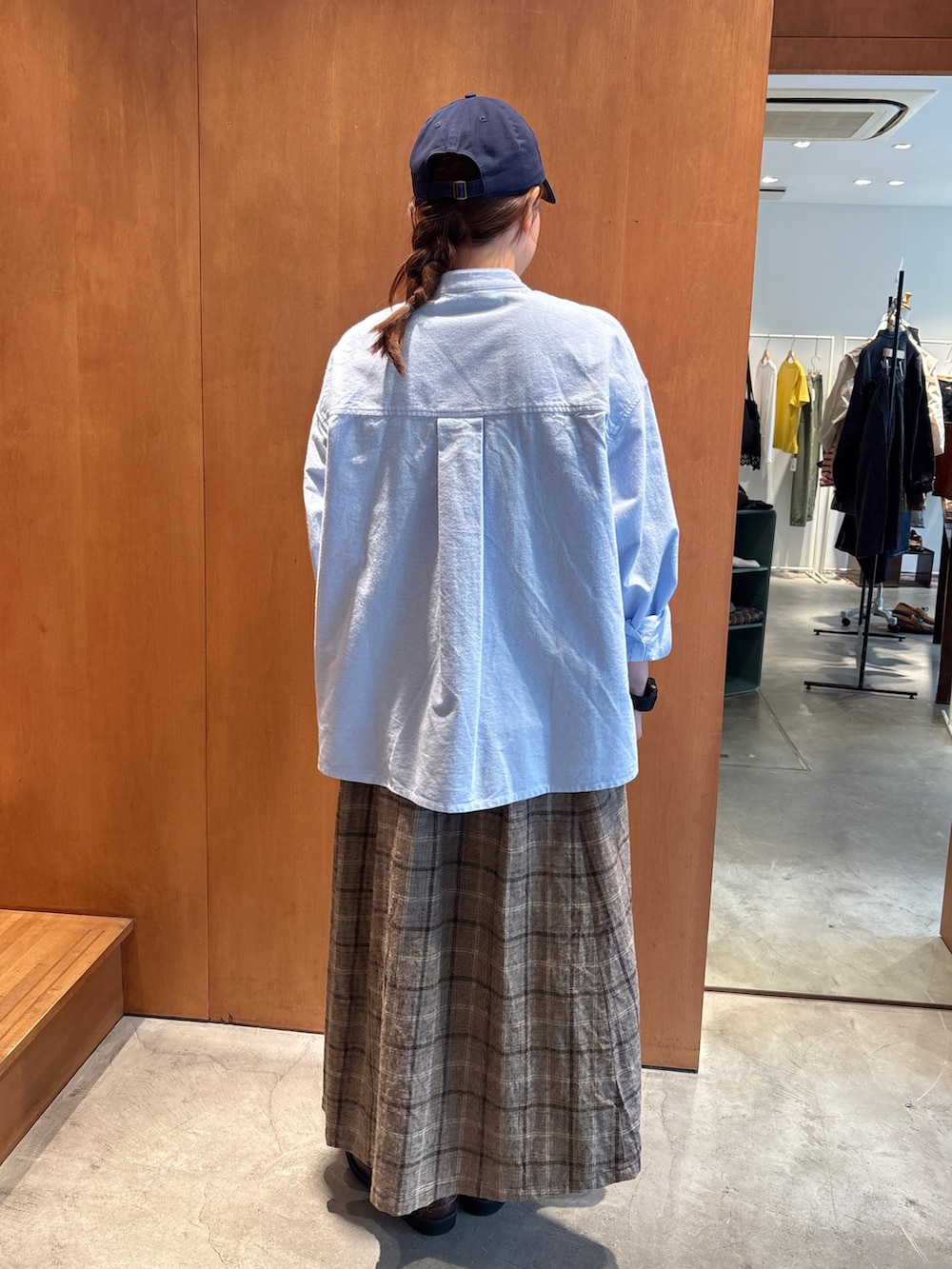 ブルー系のシャツ/ブラウス、ブラウン系のスカート、ブラウン系のモカシン/デッキシューズを着用したレディースの秋コーディネートの3枚目の写真
