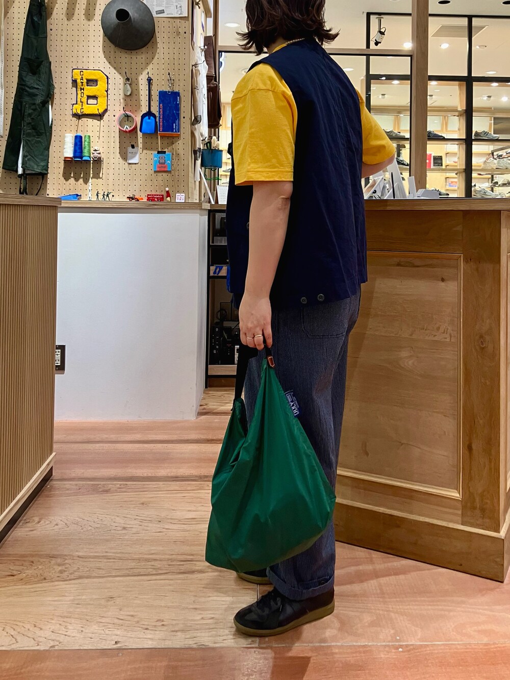 ブルー系のベスト、イエロー系のTシャツ/カットソー、その他のその他パンツを着用したレディースの春コーディネートの2枚目の写真