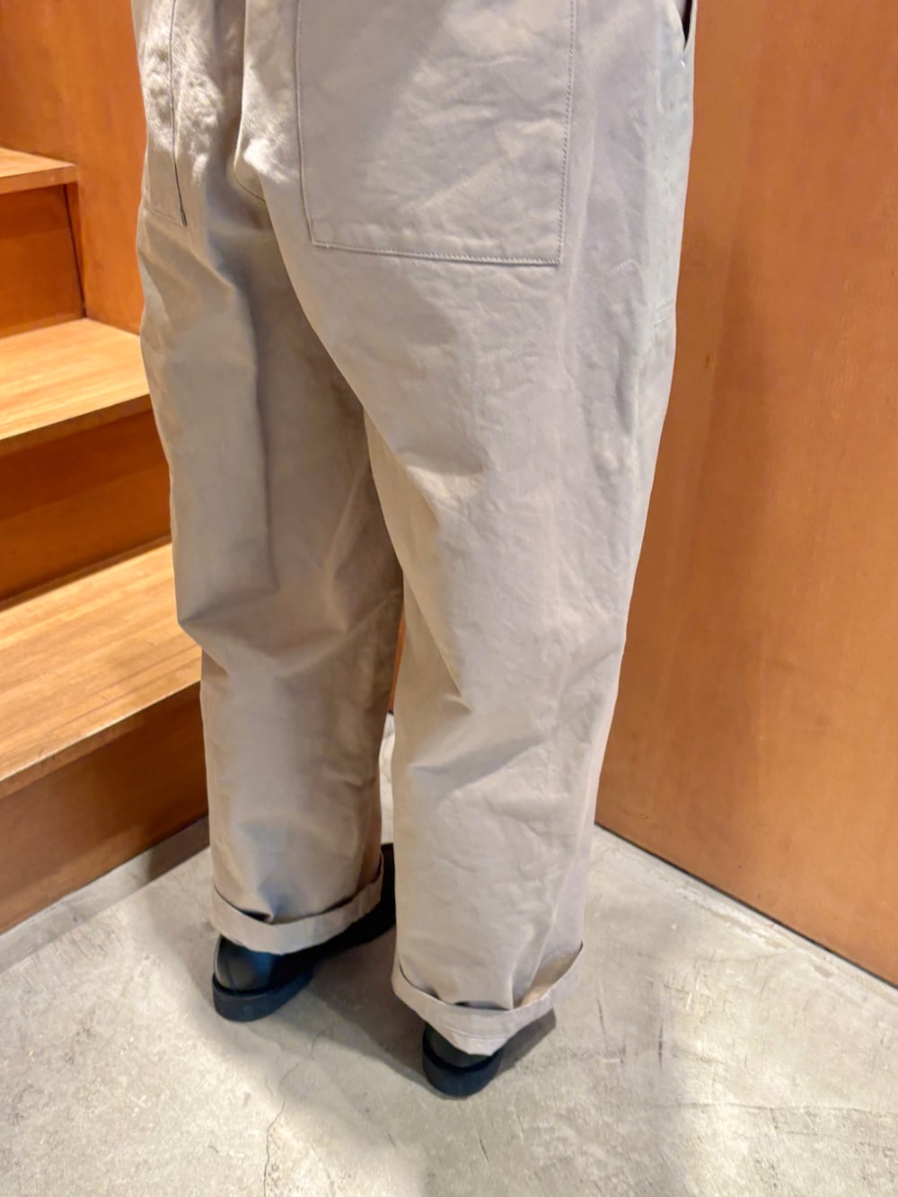 ピンク系のカーディガン/ボレロ、ベージュ系のチノパンツ、ブラック系のベルトを着用したレディースの春コーディネートの6枚目の写真