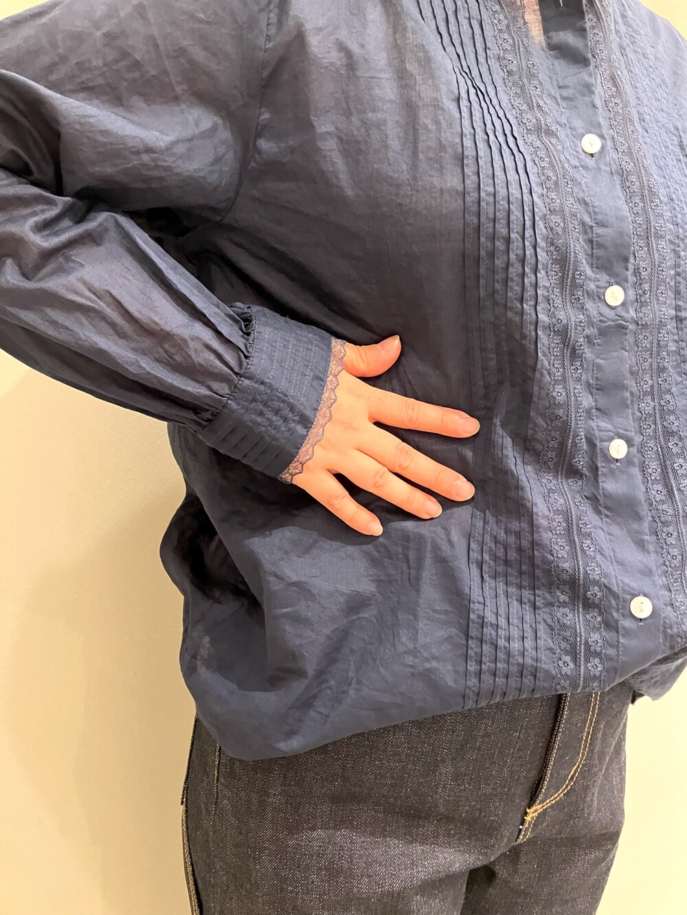 ブルー系のシャツ/ブラウス、ホワイト系のタンクトップ、その他のデニムパンツを着用したレディースの夏コーディネートの3枚目の写真