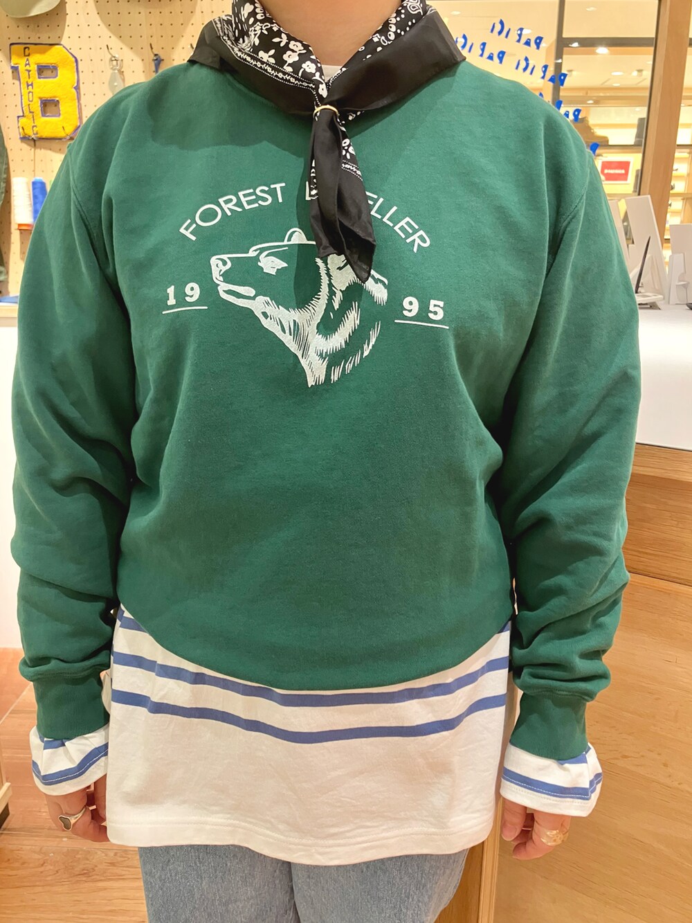 グリーン系のスウェット、ブルー系のTシャツ/カットソー、ブラック系のバンダナ/スカーフを着用したレディースの秋コーディネートの3枚目の写真