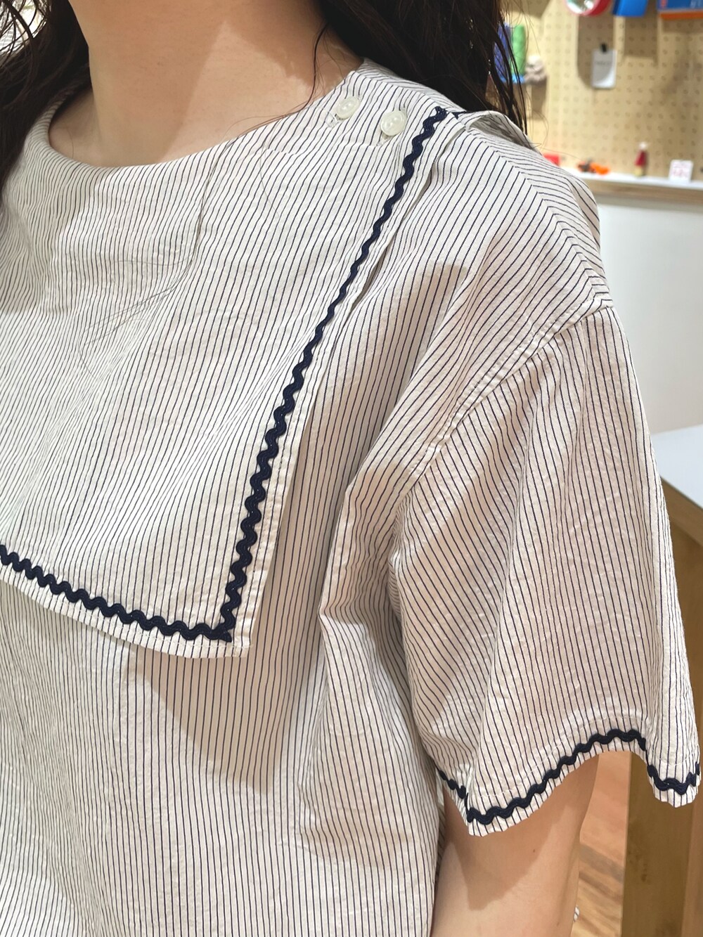 その他のシャツ/ブラウス、ブラウン系のその他パンツを着用したレディースの春コーディネートの5枚目の写真