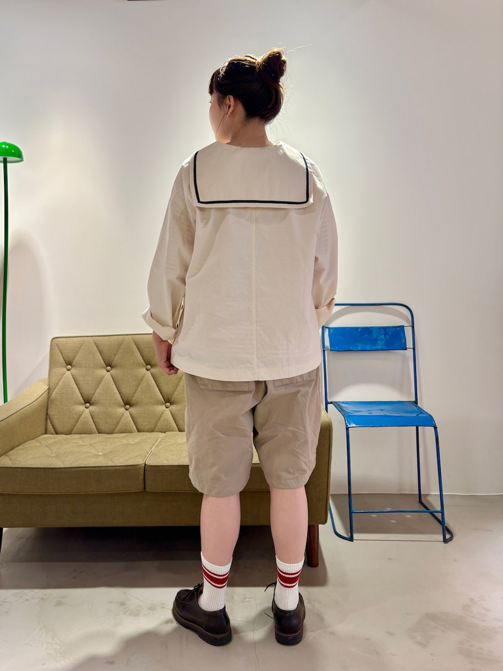 ホワイト系のシャツ/ブラウス、レッド系のTシャツ/カットソー、ベージュ系のチノパンツを着用したレディースの夏コーディネートの2枚目の写真