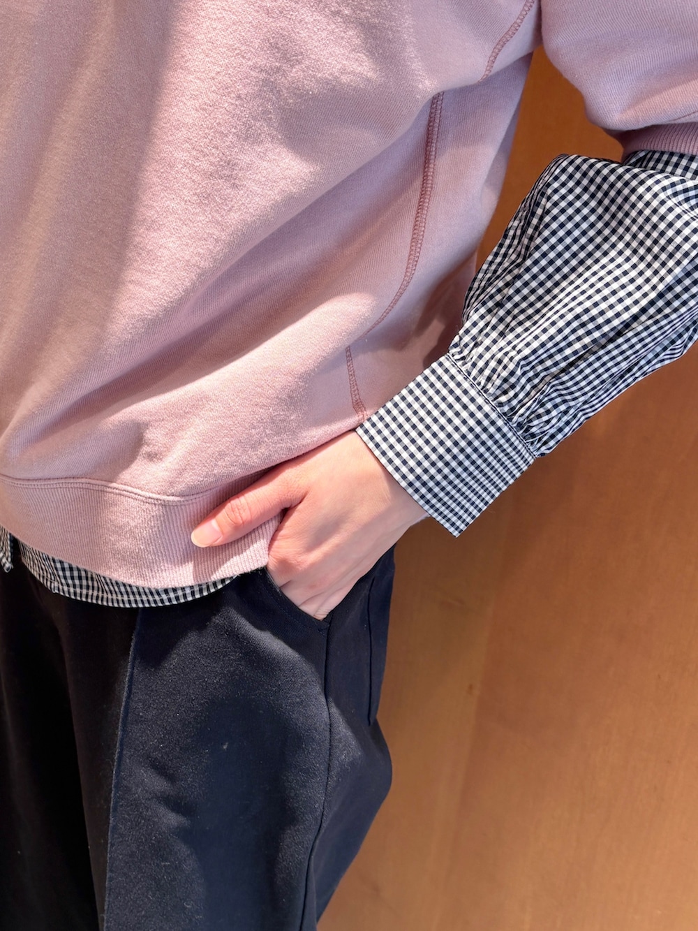 ピンク系のTシャツ/カットソー、ブルー系のシャツ/ブラウス、ブルー系のその他パンツを着用したレディースの春コーディネートの5枚目の写真