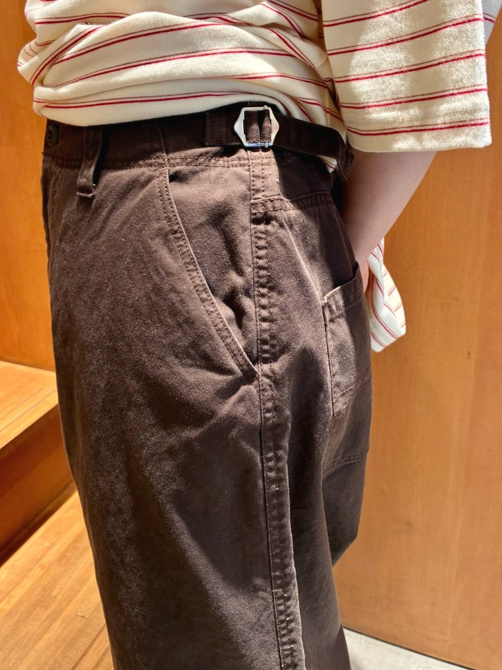 ホワイト系のTシャツ/カットソー、ブラウン系のその他パンツ、ブラウン系のモカシン/デッキシューズを着用したレディースの春コーディネートの5枚目の写真