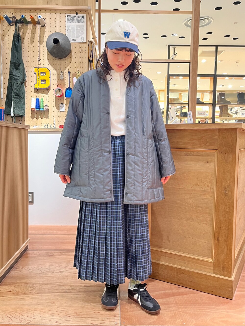 ホワイト系のTシャツ/カットソー、ブルー系のステンカラーコート、ブルー系のスカートを着用したレディースの冬コーディネートの3枚目の写真