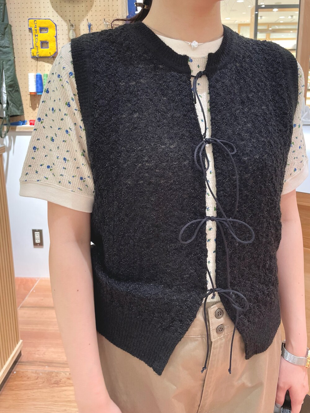 グリーン系のその他パンツ、ブルー系のTシャツ/カットソー、ブラック系のベストを着用したレディースの夏コーディネートの3枚目の写真