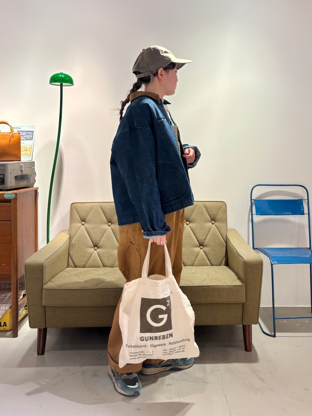 ブルー系のデニムジャケット、ホワイト系のニット/セーター、イエロー系のシャツ/ブラウスを着用したレディースの冬コーディネートの2枚目の写真