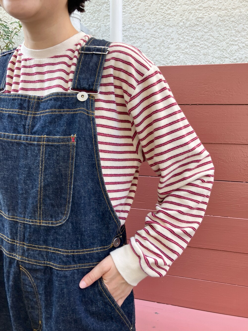 ベージュ系のTシャツ/カットソー、ブルー系のサロペット/オーバーオールを着用したレディースの秋コーディネートの4枚目の写真