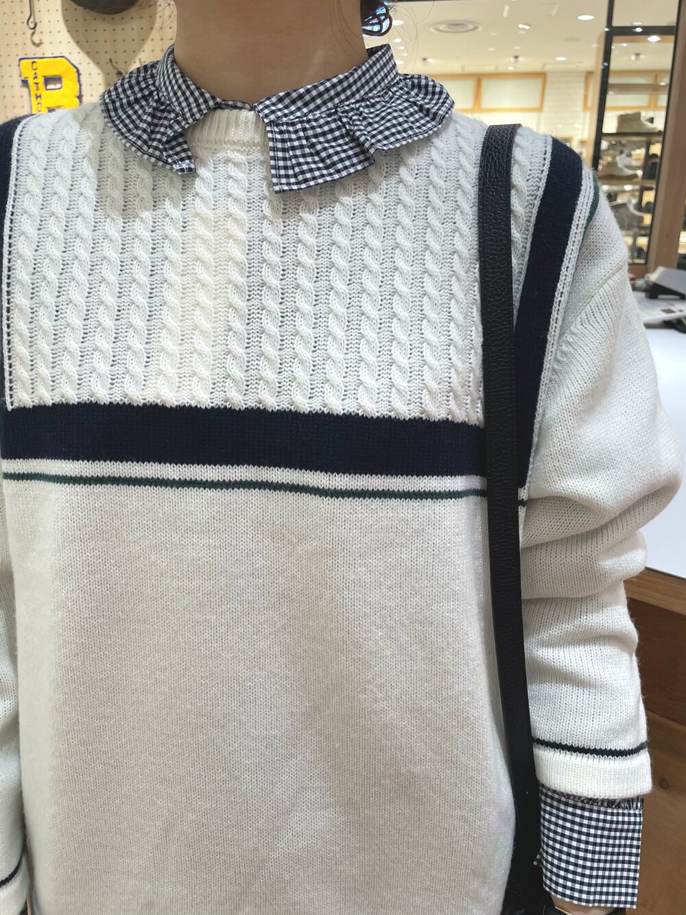 ブラック系のショルダーバッグ、ブルー系のダッフルコート、ベージュ系のその他パンツを着用したレディースの冬コーディネートの5枚目の写真