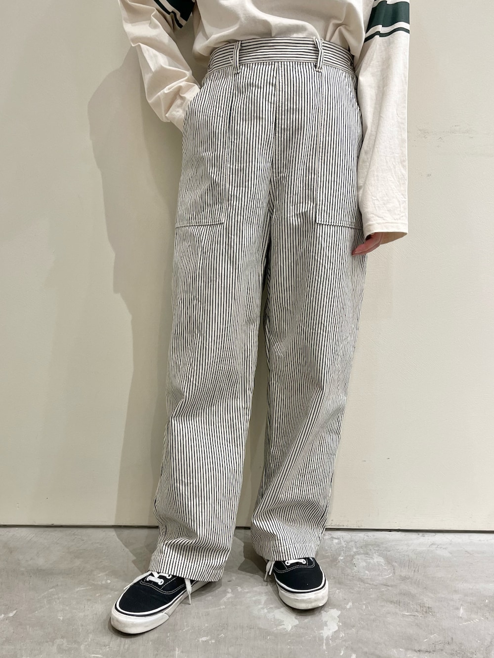 ホワイト系のTシャツ/カットソー、グリーン系のその他パンツを着用したレディースの冬コーディネートの5枚目の写真