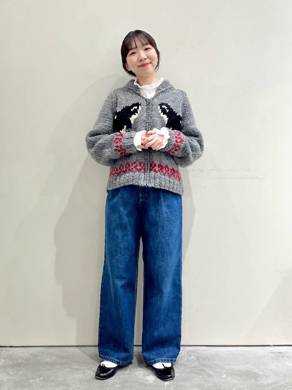 グレー系のカーディガン/ボレロ、ブルー系のデニムパンツを着用したレディースの秋コーディネートの2枚目の写真