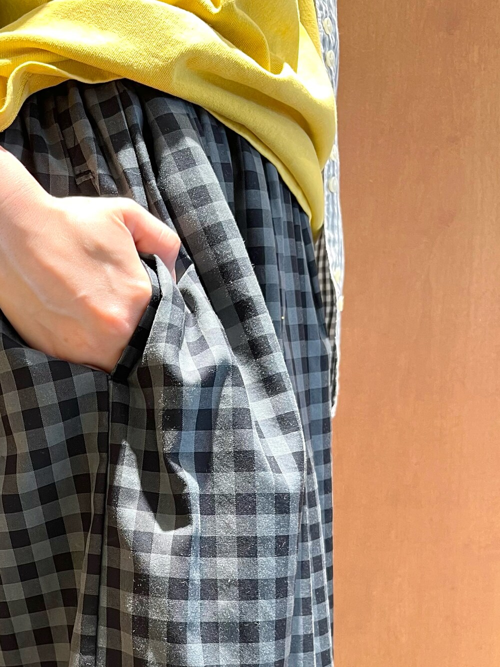 グレー系のシャツ/ブラウス、グレー系のスカートを着用したレディースの夏コーディネートの2枚目の写真