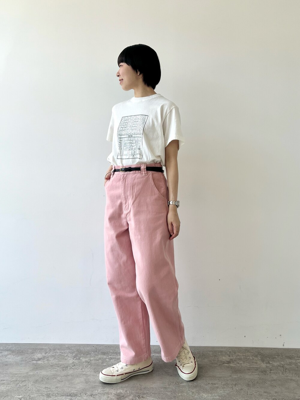 ホワイト系のTシャツ/カットソー、ピンク系のデニムパンツ、ブラック系のベルトを着用したレディースの夏コーディネートの2枚目の写真
