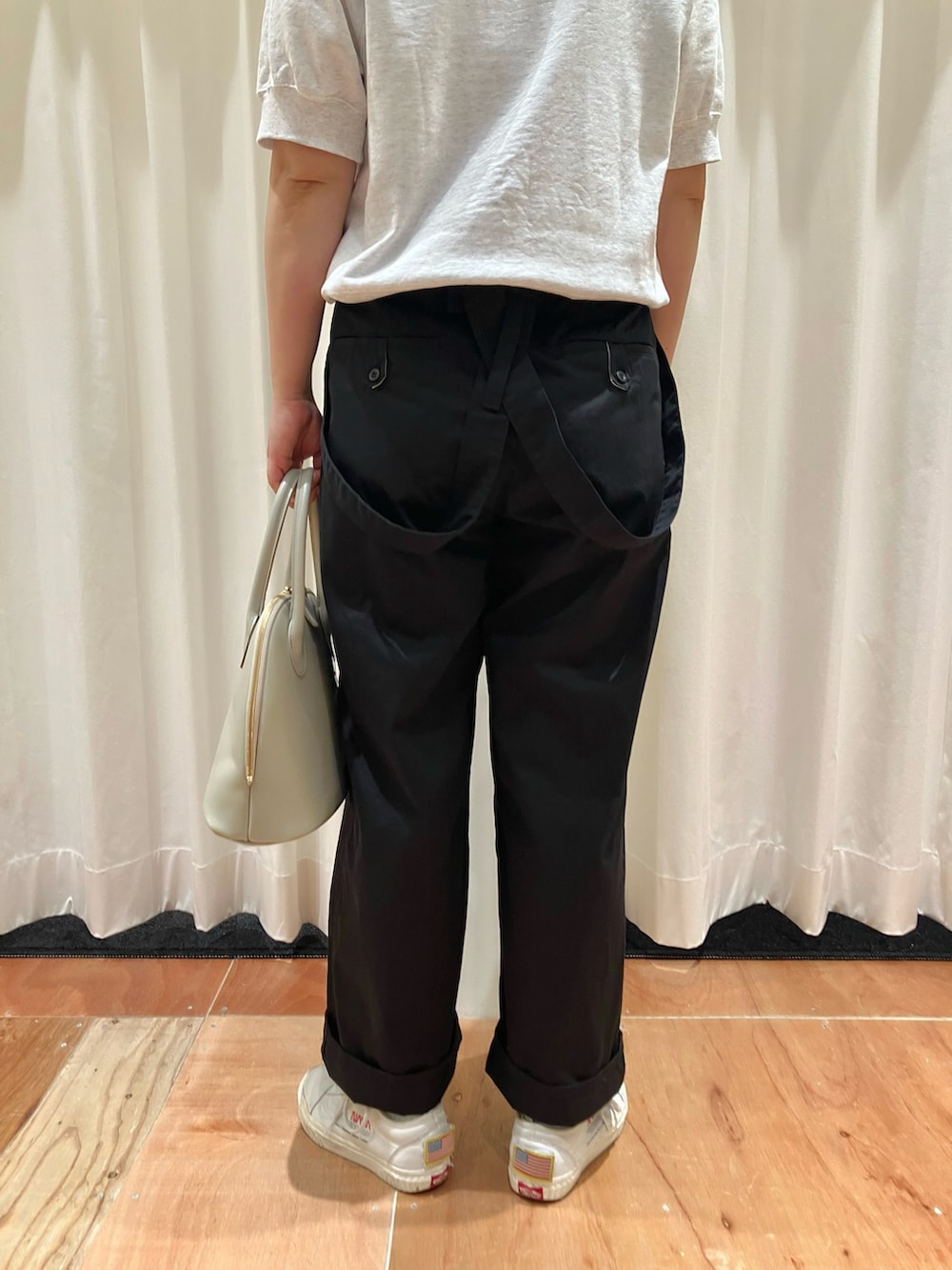 ホワイト系のTシャツ/カットソー、ブラック系のその他パンツを着用したレディースの夏コーディネートの4枚目の写真