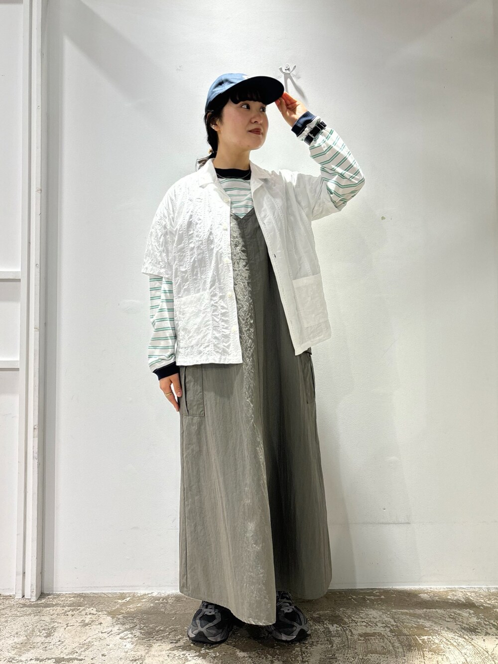 ホワイト系のシャツ/ブラウス、ホワイト系のTシャツ/カットソー、グリーン系のワンピースを着用したレディースの春コーディネートの2枚目の写真