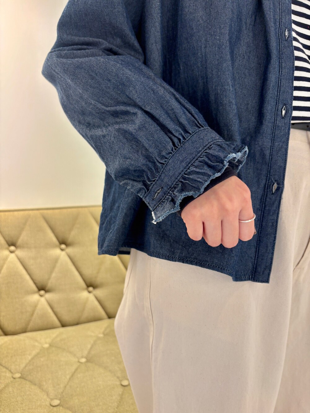 ブルー系のTシャツ/カットソー、ブルー系のシャツ/ブラウス、ホワイト系のチノパンツを着用したレディースの秋コーディネートの5枚目の写真