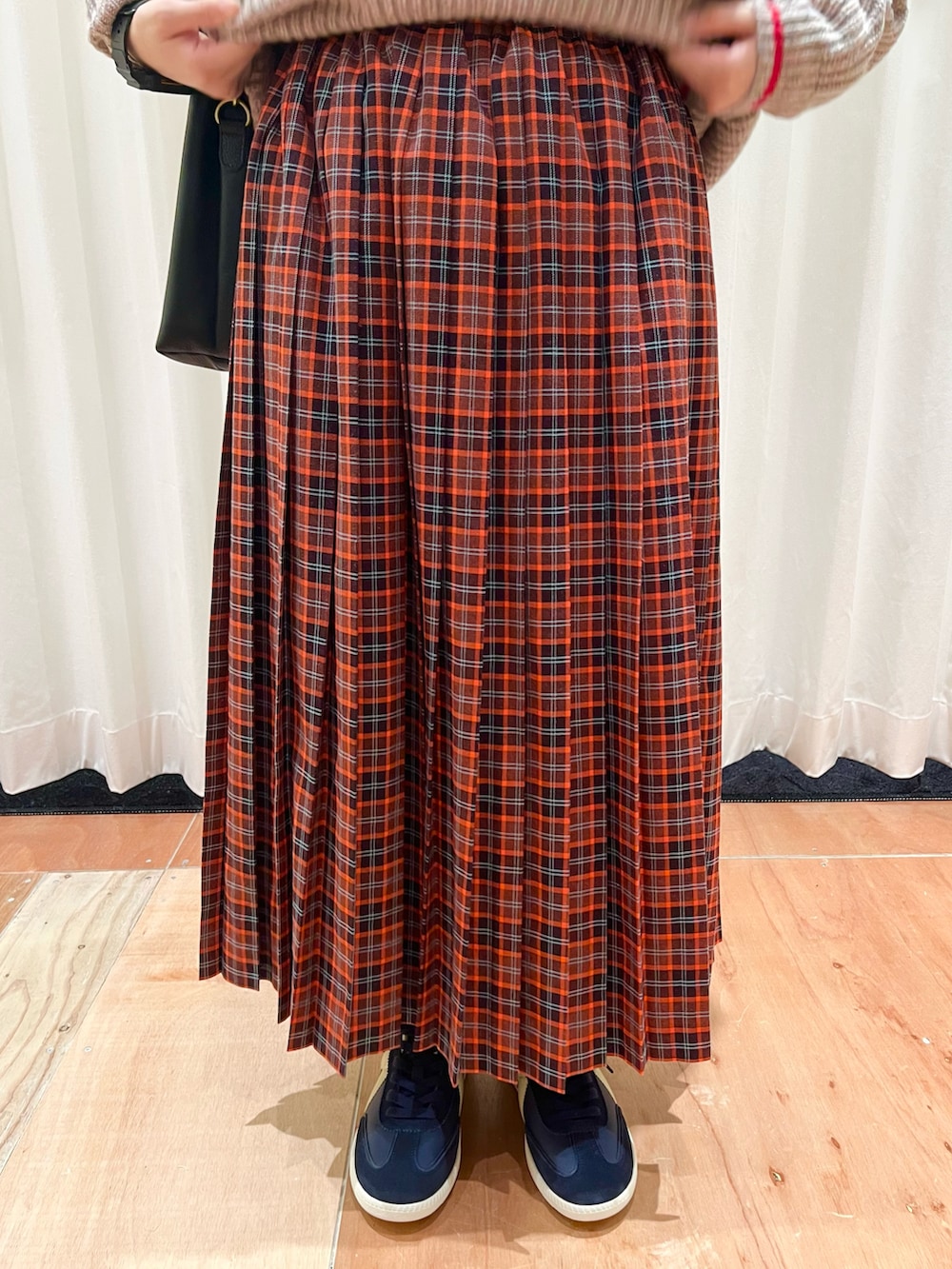 その他のニット/セーター、レッド系のスカート、ホワイト系のTシャツ/カットソーを着用したレディースの冬コーディネートの5枚目の写真