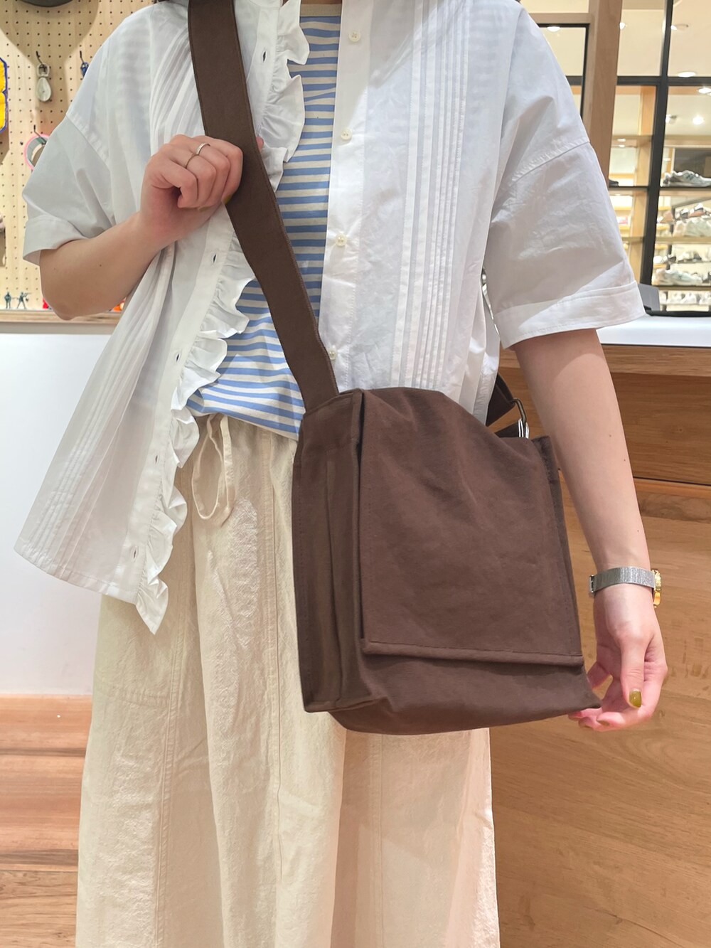 その他のスカート、ブルー系のTシャツ/カットソー、ホワイト系のシャツ/ブラウスを着用したレディースの春コーディネートの4枚目の写真