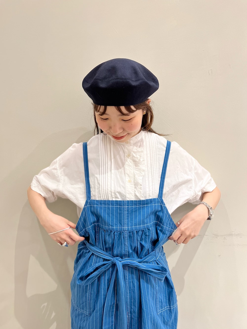 ホワイト系のシャツ/ブラウス、ブルー系のワンピース、ブルー系のチノパンツを着用したレディースの春コーディネートの2枚目の写真