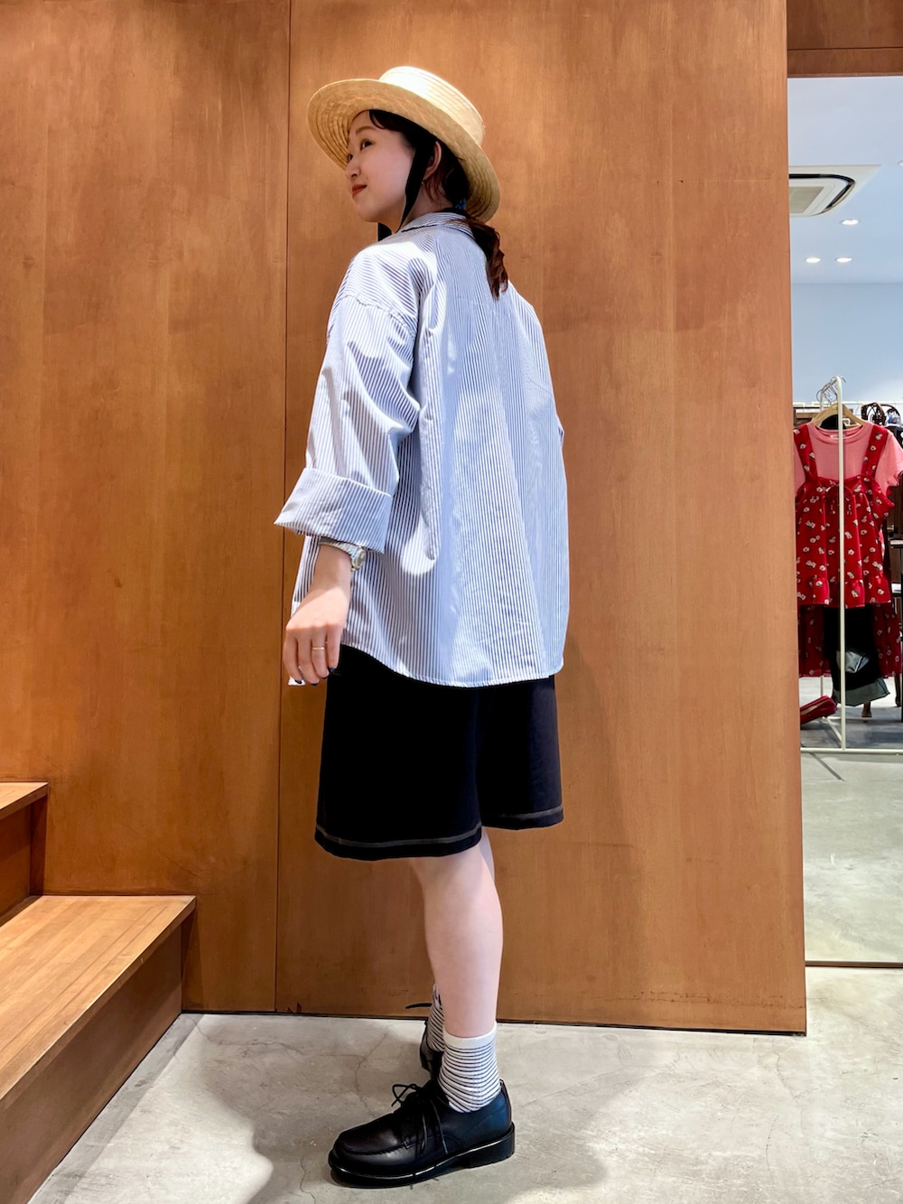 ホワイト系のシャツ/ブラウス、ホワイト系のTシャツ/カットソー、ブラック系のその他パンツを着用したレディースの春コーディネートの2枚目の写真