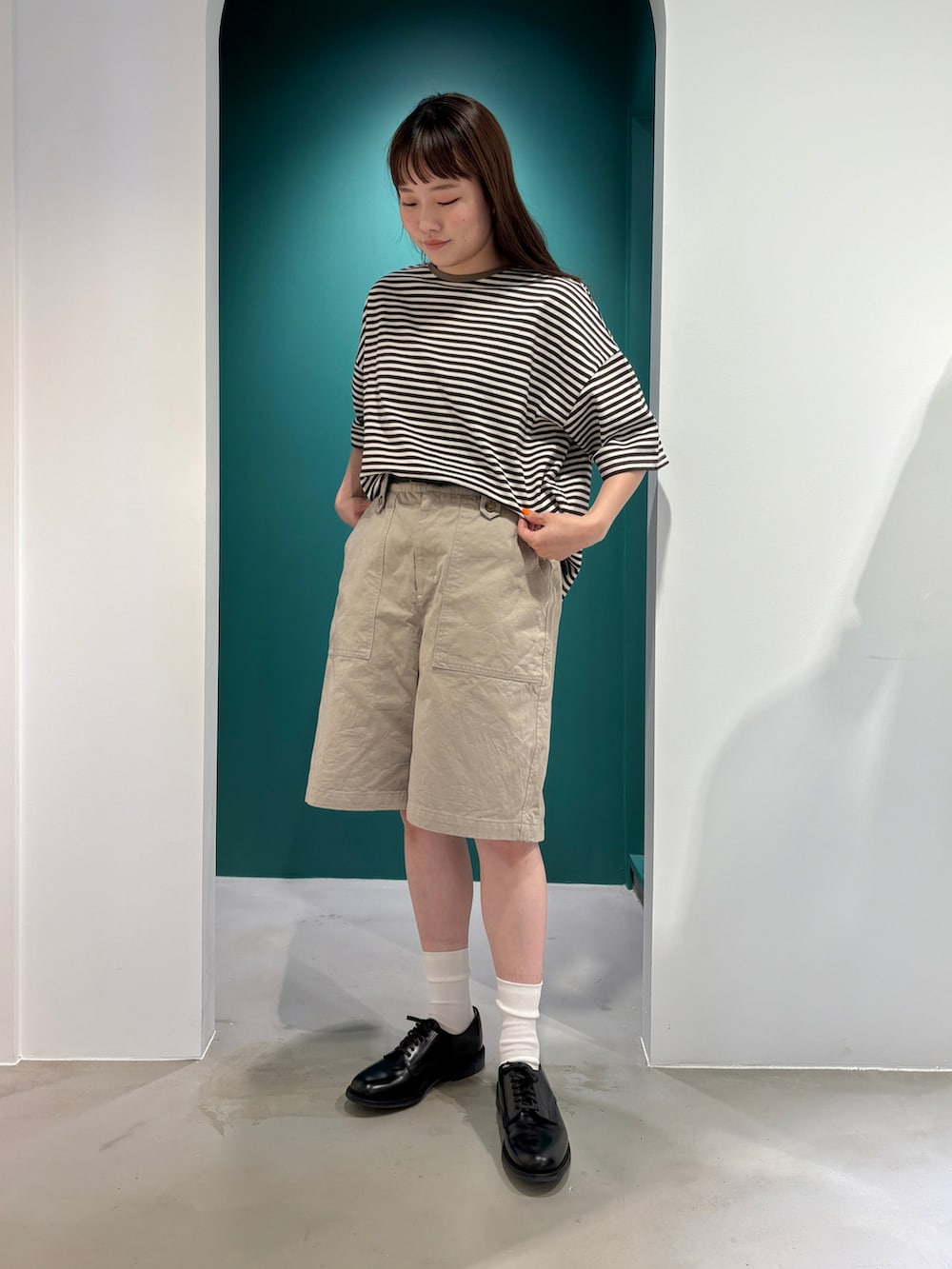 ブラウン系のTシャツ/カットソー、ブラウン系のシャツワンピース、ベージュ系のチノパンツを着用したレディースの夏コーディネートの5枚目の写真