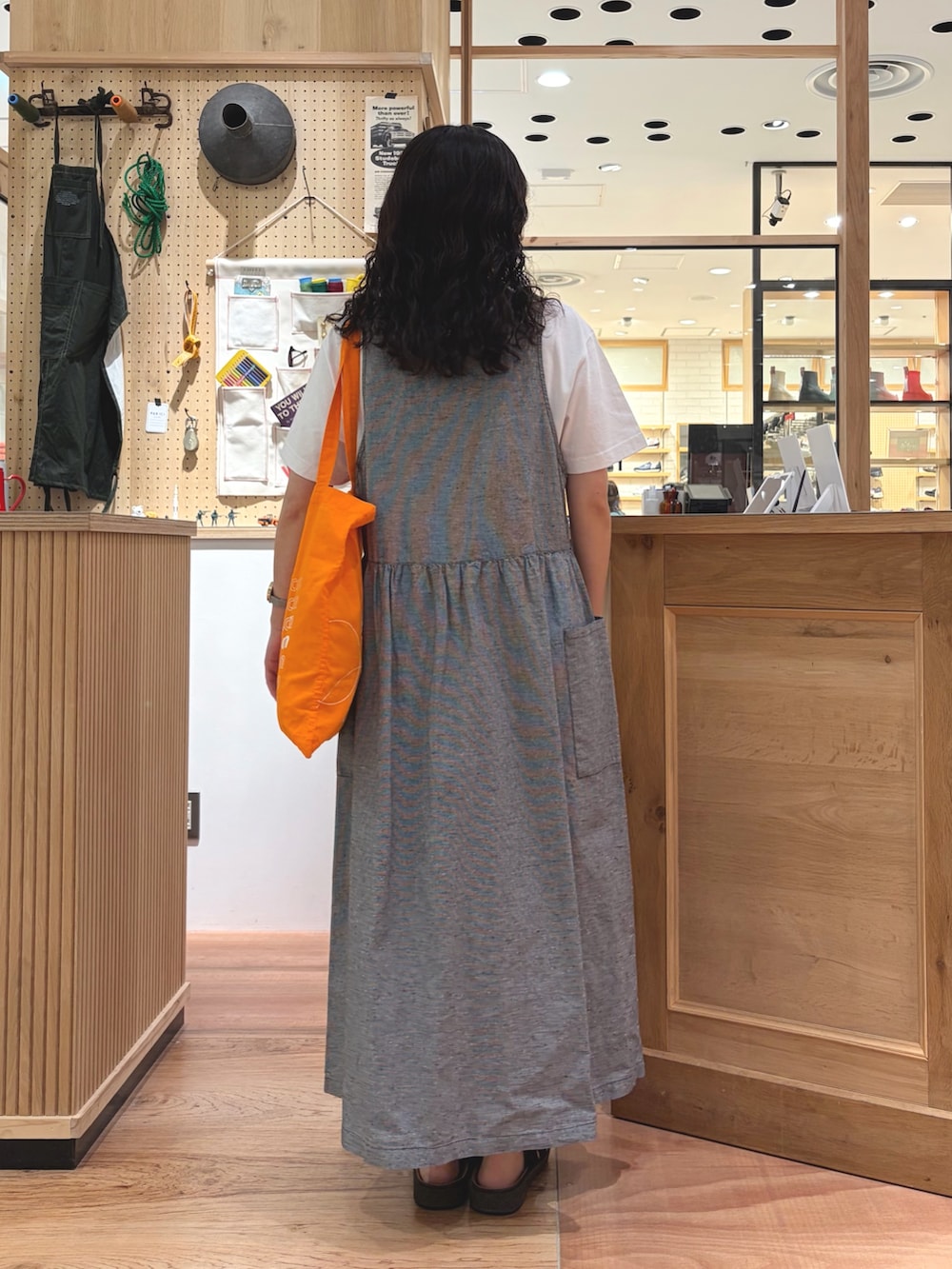 ホワイト系のTシャツ/カットソー、ブラック系のワンピースを着用したレディースの夏コーディネートの3枚目の写真