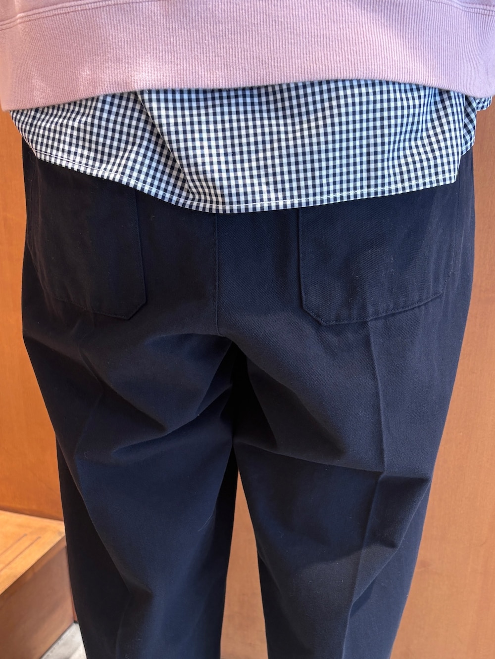 ピンク系のTシャツ/カットソー、ブルー系のシャツ/ブラウス、ブルー系のその他パンツを着用したレディースの春コーディネートの6枚目の写真