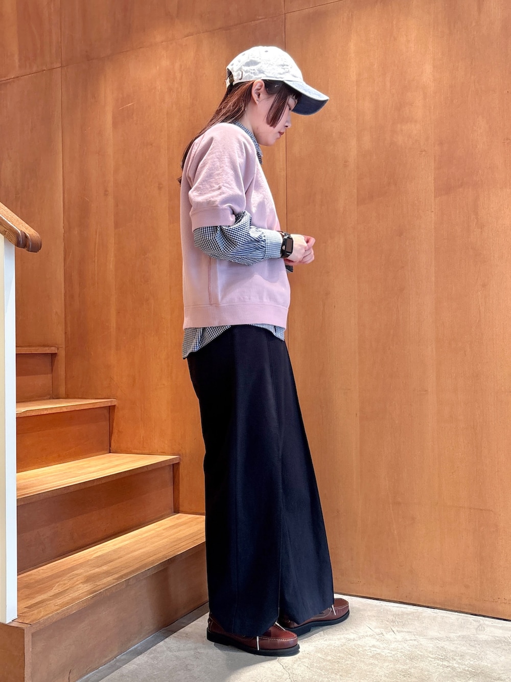 ピンク系のTシャツ/カットソー、ブルー系のシャツ/ブラウス、ブルー系のその他パンツを着用したレディースの春コーディネートの2枚目の写真