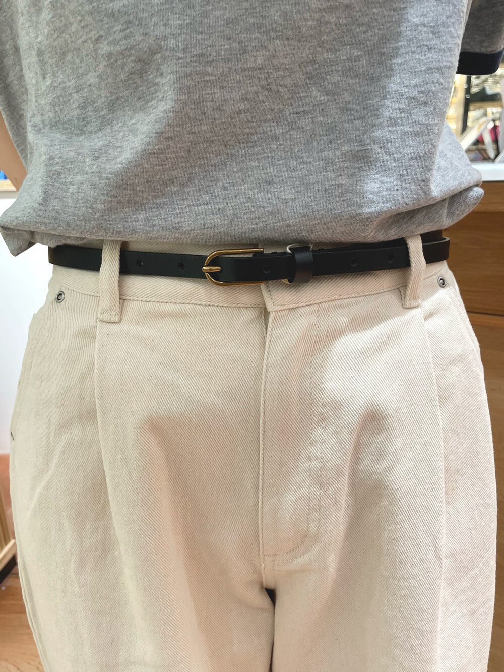 グレー系のTシャツ/カットソー、ホワイト系のその他パンツ、グレー系のかごバッグを着用したレディースの春コーディネートの5枚目の写真